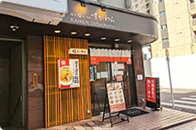 ラーメン店のある交差点を通り過ぎます。